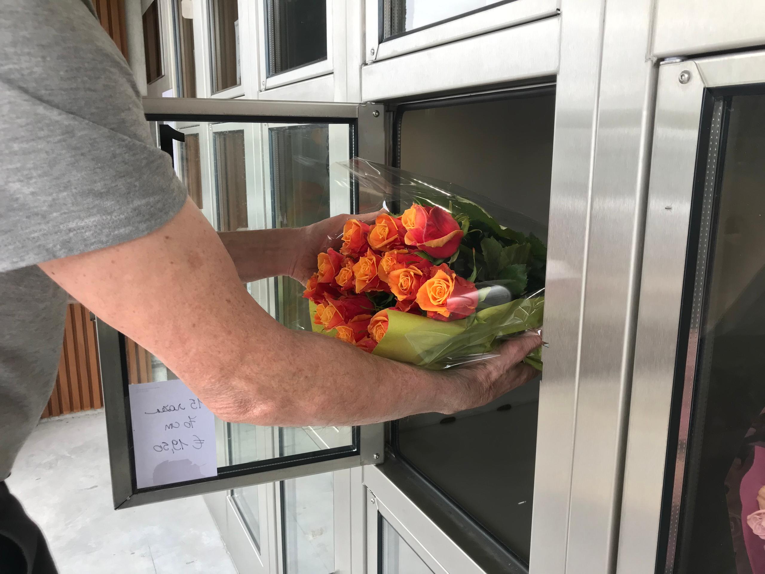 24/7 bloemenautomaat met verse rozen aan de kwekerij